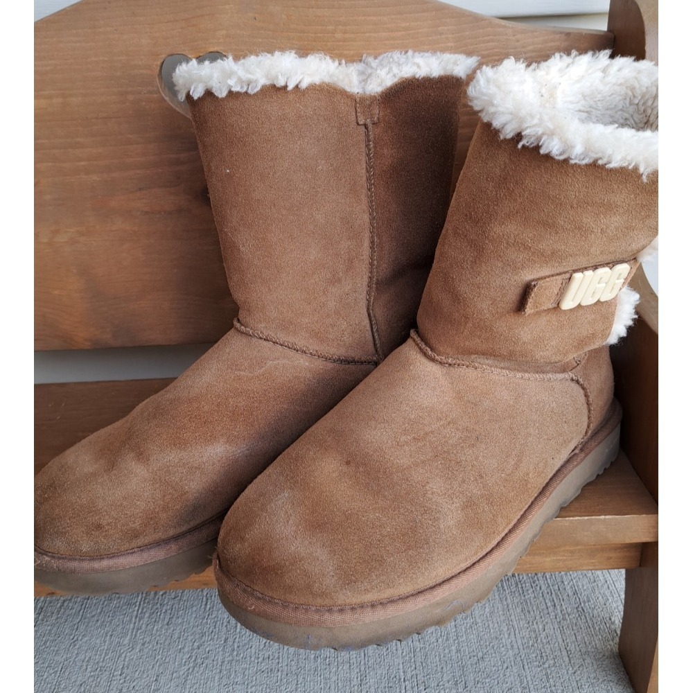 UGG Women's Bailey Graphic Logo Strap Snow Winter Mid-calf Boots 9 Suede Tan